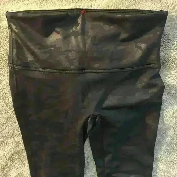 SPANX Black Camo Compression Leggings - size large - Picture 2 of 4